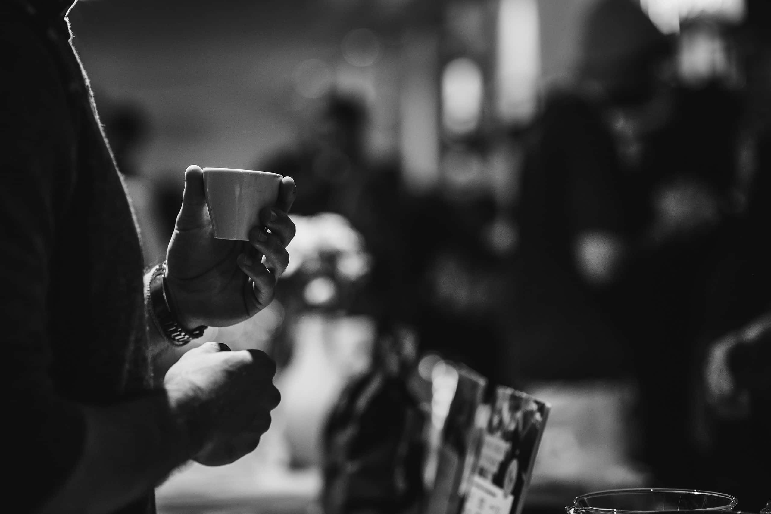 mano de barista sirviendo cafe en expo cafeto